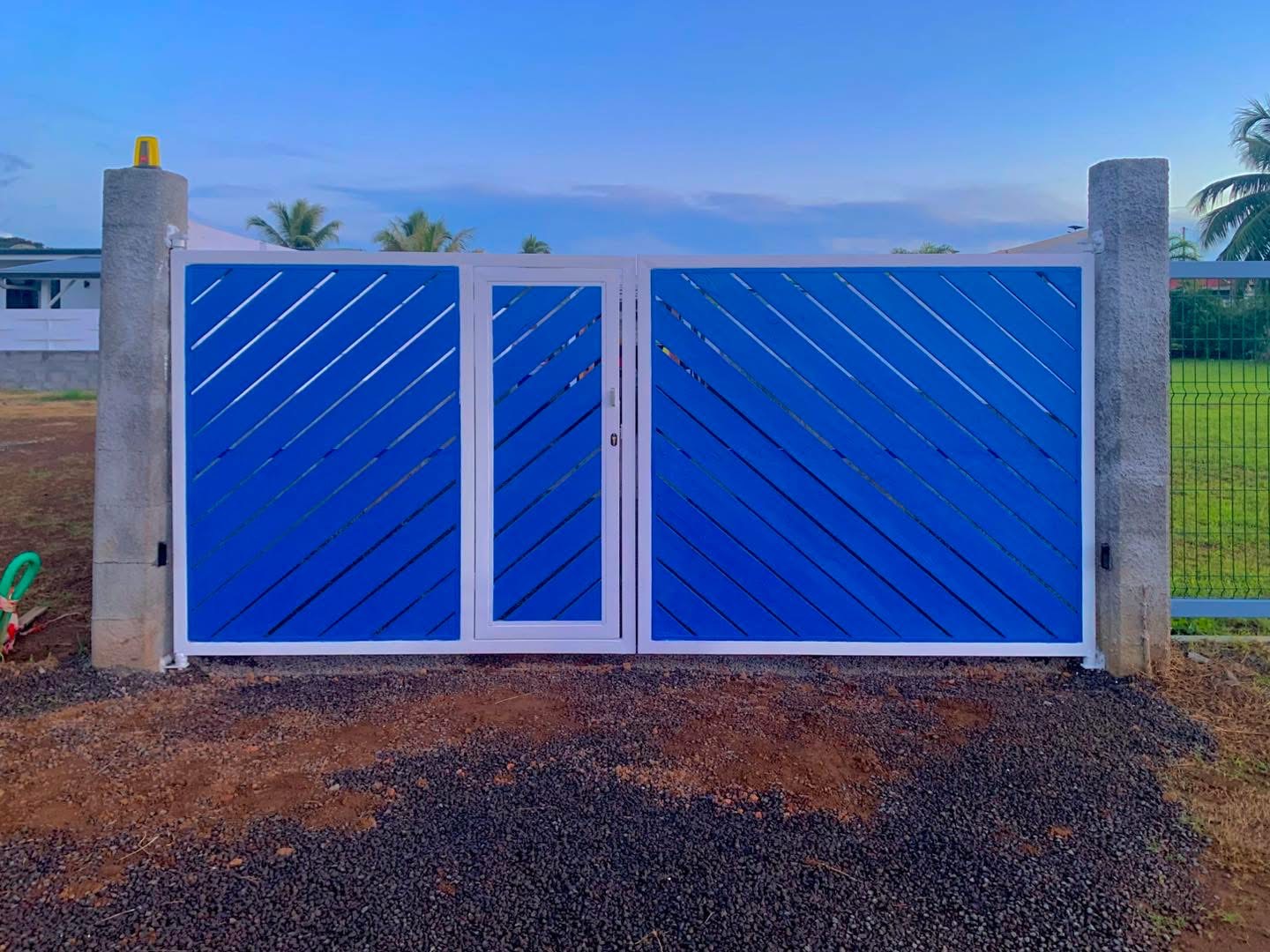 Portail bleu sur mesure - Joseph Électricité